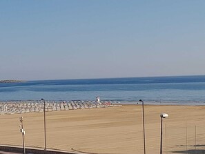 Beach nearby - Delightful two-room apartment with sea view, 20 m from the beach. (Vieste)