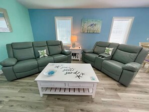 Smart TV - Beachside Bungalow – Steps from the Beach (Cocoa Beach)