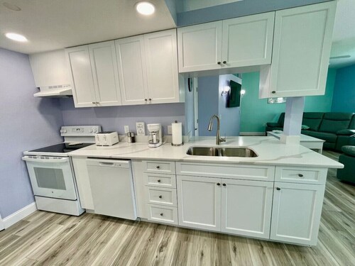 Beachside Bungalow – Steps from the Beach