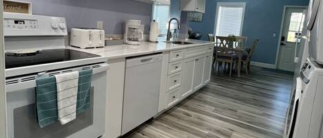 Kylskåp, mikrovågsugn, ugn och spishäll