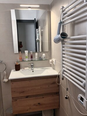 Shower, hair dryer, towels, soap
