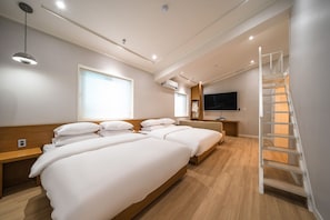 Habitació amb dos llits individuals Grand, 2 llits de matrimoni | Roba de llit d'alta qualitat i escriptori 