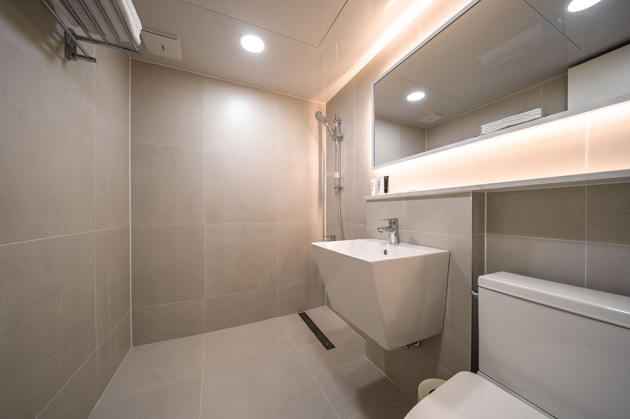 A modern bathroom with a bathtub, sink, and toilet.