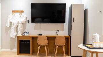 Habitación Premium | Ropa de cama de alta calidad y escritorio