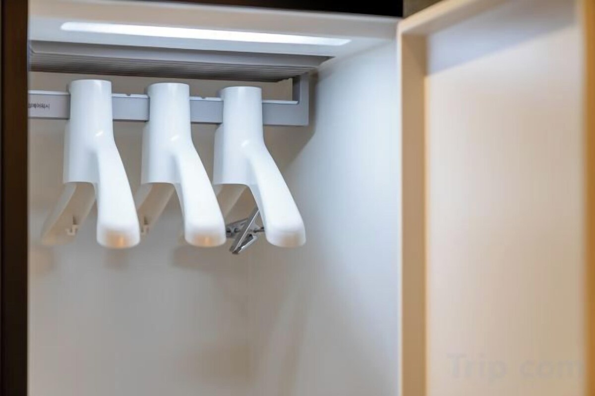 Kylpyhuoneen mukavuudet | Suihku, designer-hygieniatuotteet, hiustenkuivaaja, kylpytakit