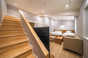 Habitació triple familiar | Roba de llit d'alta qualitat i escriptori 
