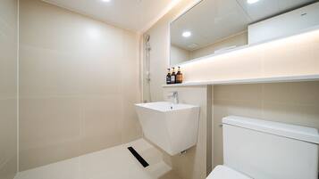 Deluxe Tek Büyük Yataklı Oda | Banyo | Duş, lüks banyo/kozmetik ürünleri, saç kurutma makinesi, bornoz