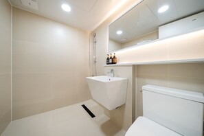 Doppia Deluxe | Bagno | Doccia, set di cortesia firmato, asciugacapelli, accappatoio
