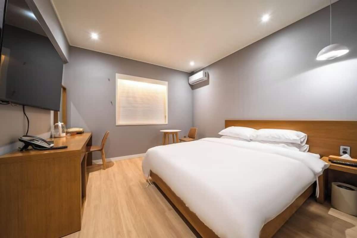 1 habitación, ropa de cama de alta calidad y escritorio