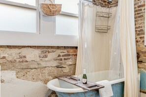 Douche, séchoir à cheveux, serviettes fournies