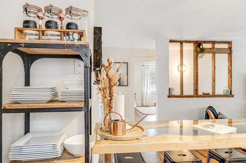 Riverside Trade Retreat by AvantStay | Terrace w/ BBQ + Seating | Near Downtown