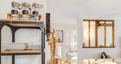 Riverside Trade Retreat by AvantStay | Terrace w/ BBQ + Seating | Near Downtown