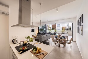 Microwave, dishwasher, coffee/tea maker, cookware/dishes/utensils - Protaras By the Bay Villa 32 (Paralimni)