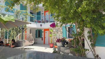 Standardzimmer, 1 Queen-Bett, Nichtraucher, zum Garten hin | Wohnbereich | 60-cm-LCD-Fernseher mit Premium-TV-Sendern