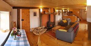 Books - Idyllic Connemara cottage with sweeping sea, island and mountain views. (Letterfrack)