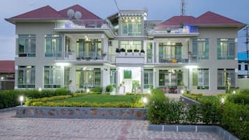 7 Schlafzimmer, Zimmersafe, Schreibtisch, laptopgeeigneter Arbeitsplatz