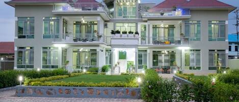 7 bedrooms, in-room safe, desk, laptop workspace