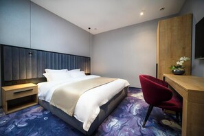 Habitació doble estàndard | Caixa forta a l'habitació i escriptori 