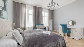 1 bedroom, desk, cots/infant beds, bed sheets