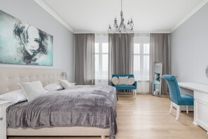 1 sovrum, skrivbord, barnsängar och sängkläder