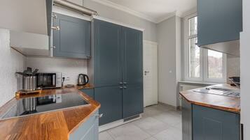 Microwave, ketel listrik, dan peralatan masak/sendok-piring