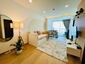 TV connectée, livres, écrans d'ordinateur