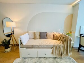 TV connectée, livres, écrans d'ordinateur