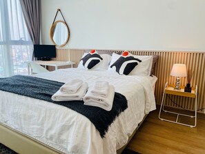 1 slaapkamer, een bureau, een strijkplank/strijkijzer, reisbedje