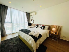 1 chambre, bureau, fer et planche à repasser, lit parapluie