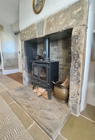 Cottage, 2 Bedrooms (Spinners Cottage) | Living area | 32-inch TV with digital channels