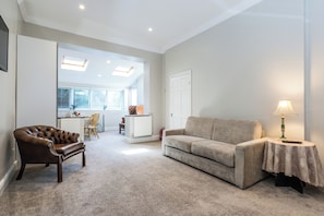 Living room - Stylish Apartment 12 Minutes by Tube From Oxford Street Free Wifi and Ac (London)