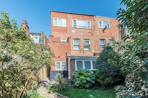 Property entrance - Stylish Apartment 12 Minutes by Tube From Oxford Street Free Wifi and Ac (London)