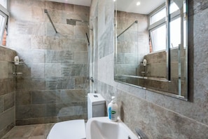 Bathroom - Stylish Apartment 12 Minutes by Tube From Oxford Street Free Wifi and Ac (London)