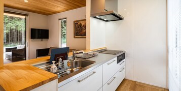 Refrigerador con freezer, microondas, placa de cocina, tostadora