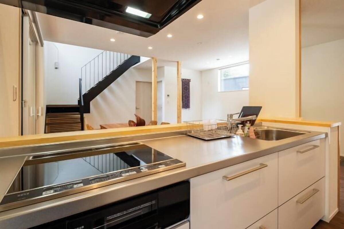 Private kitchen | Full-size fridge, microwave, stovetop, toaster