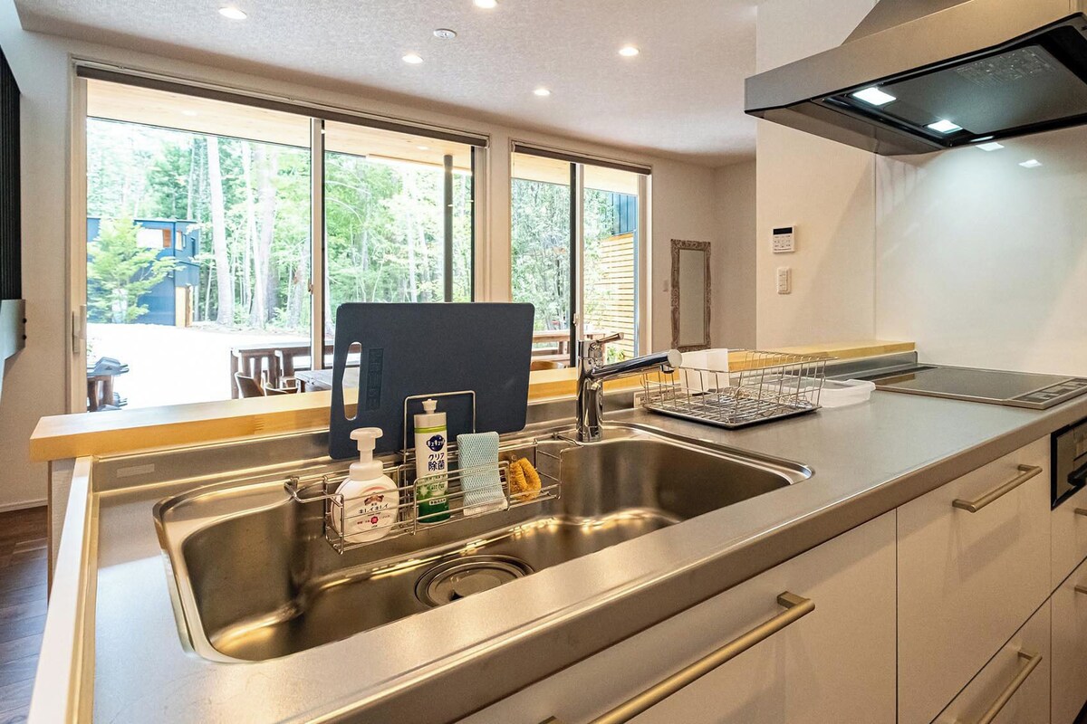 Full-size fridge, microwave, stovetop, toaster