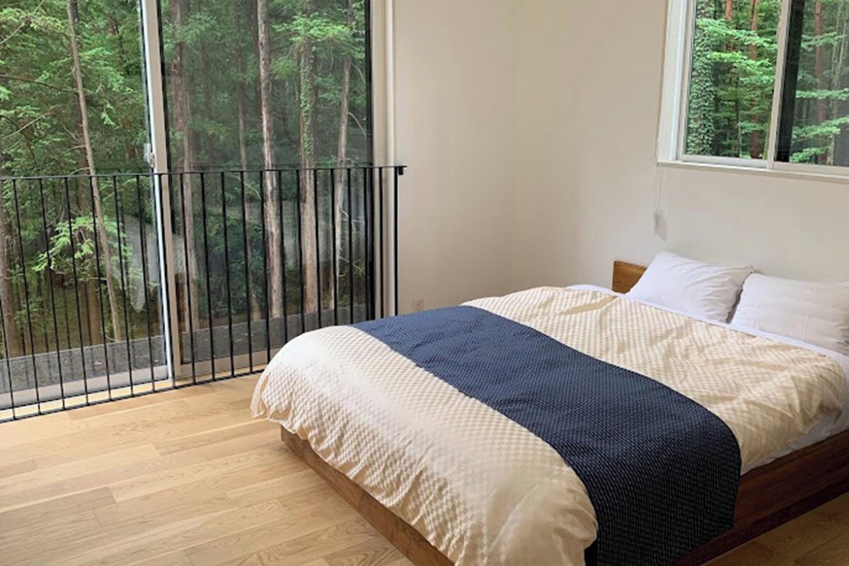 WiFi (free), bed sheets