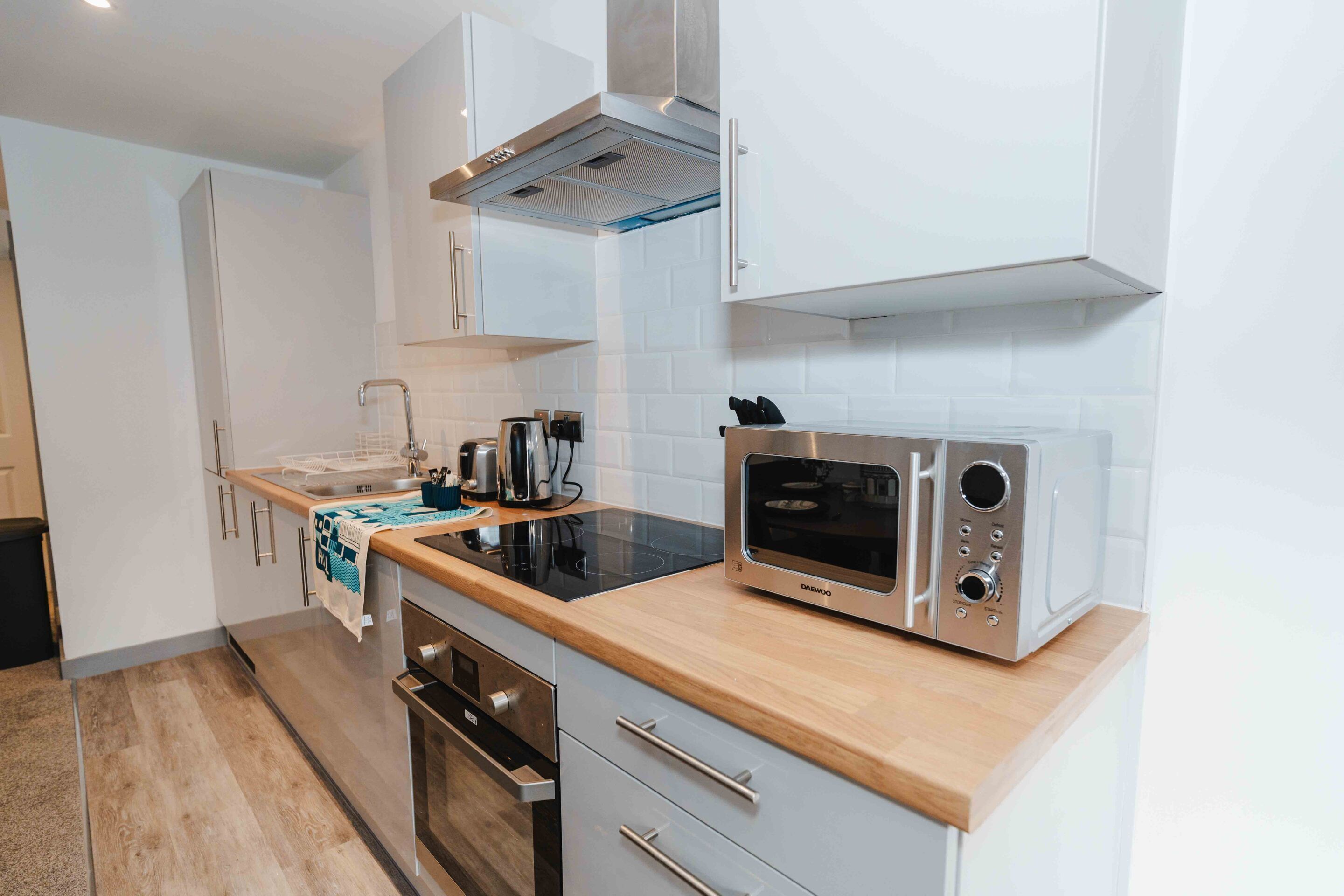 Kühlschrank, Mikrowelle, Ofen, Herdplatte