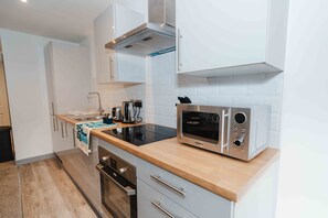 Kjøleskap, mikrobølgeovn, ovn og kokeplater