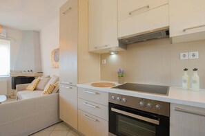 Geladeira grande, fogão, cooktop, lava-louças