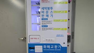 A coin exchange machine with instructions in Korean.