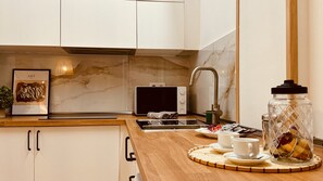 Frigorifero, microonde, macchina per tè/caffè, bollitore elettrico