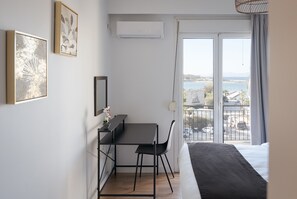 2 bedrooms, Egyptian cotton sheets, premium bedding, memory-foam beds - Glyfada Cozy Living (Glyfada)