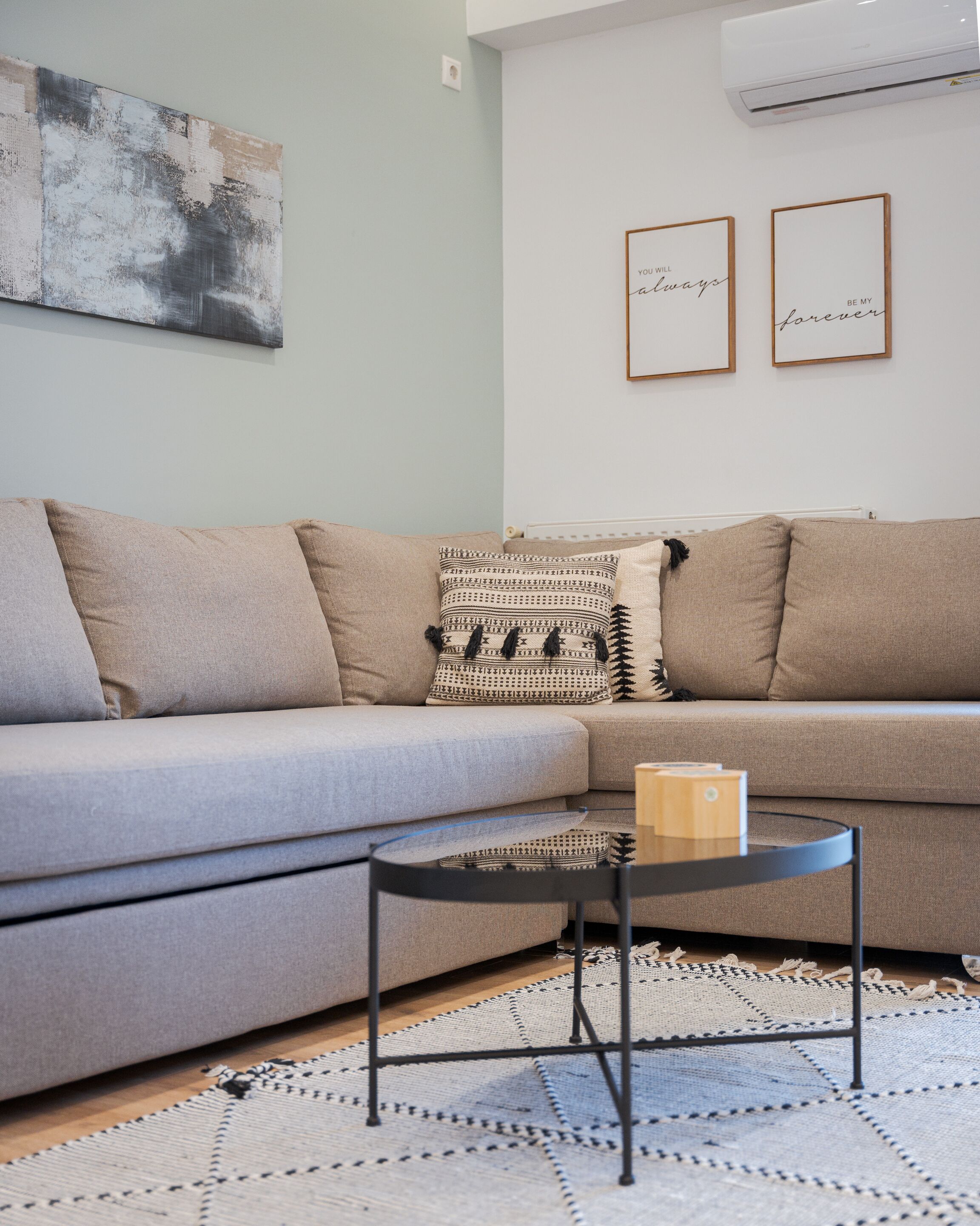 Appartamento Comfort | Area soggiorno | Smart TV 43 pollici con canali via cavo, Netflix, servizi in streaming