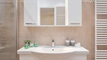 Apartemen Comfort | Kamar mandi | Shower, pancuran hujan,  dan perlengkapan kamar mandi ramah lingkungan