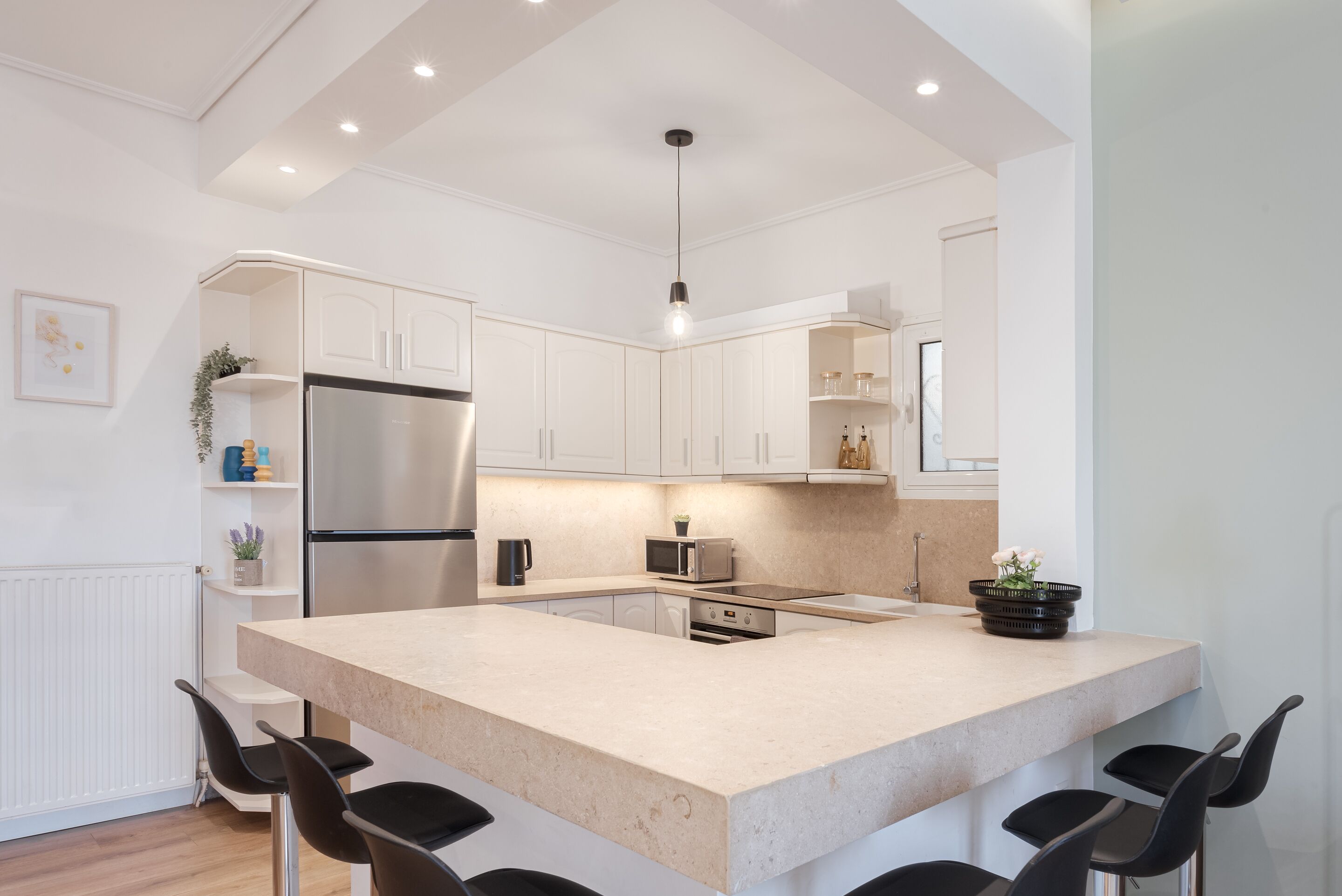 Apartamento Confort | Cocina privada | Frigorífico grande, microondas, horno y placa de cocina