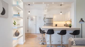 Apartemen Comfort | Area keluarga | Smart TV 43-inci dengan saluran TV kabel, Netflix, dan layanan streaming