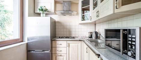 Appartement Ville | Cuisine privée | Réfrigérateur, four à micro-ondes, un four, surface de cuisson