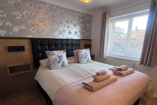 House, 2 Bedrooms | Premium bedding, blackout drapes, cribs (free), bed sheets