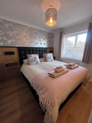 House, 2 Bedrooms | Premium bedding, blackout drapes, free cribs/infant beds, bed sheets - 1 Regent Square (Rye)